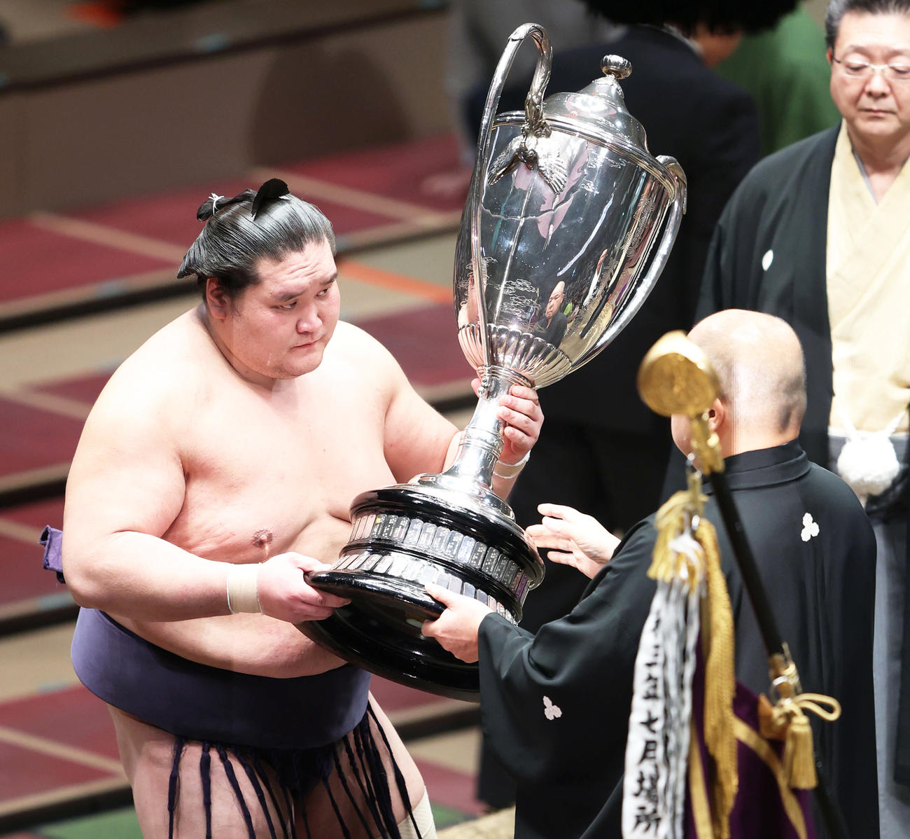 幕内優勝を決め、八角理事長（右）から賜杯を受け取る横綱照ノ富士（撮影・河田真司）