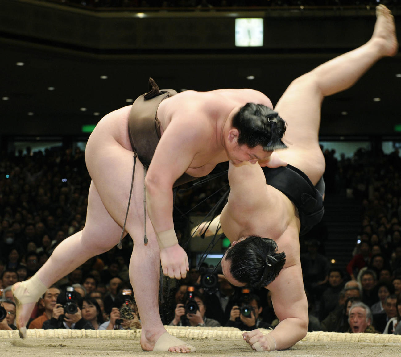 2008年1月、大相撲初場所千秋楽で、朝青龍との横綱相星決戦を上手投げで決めた白鵬（共同）