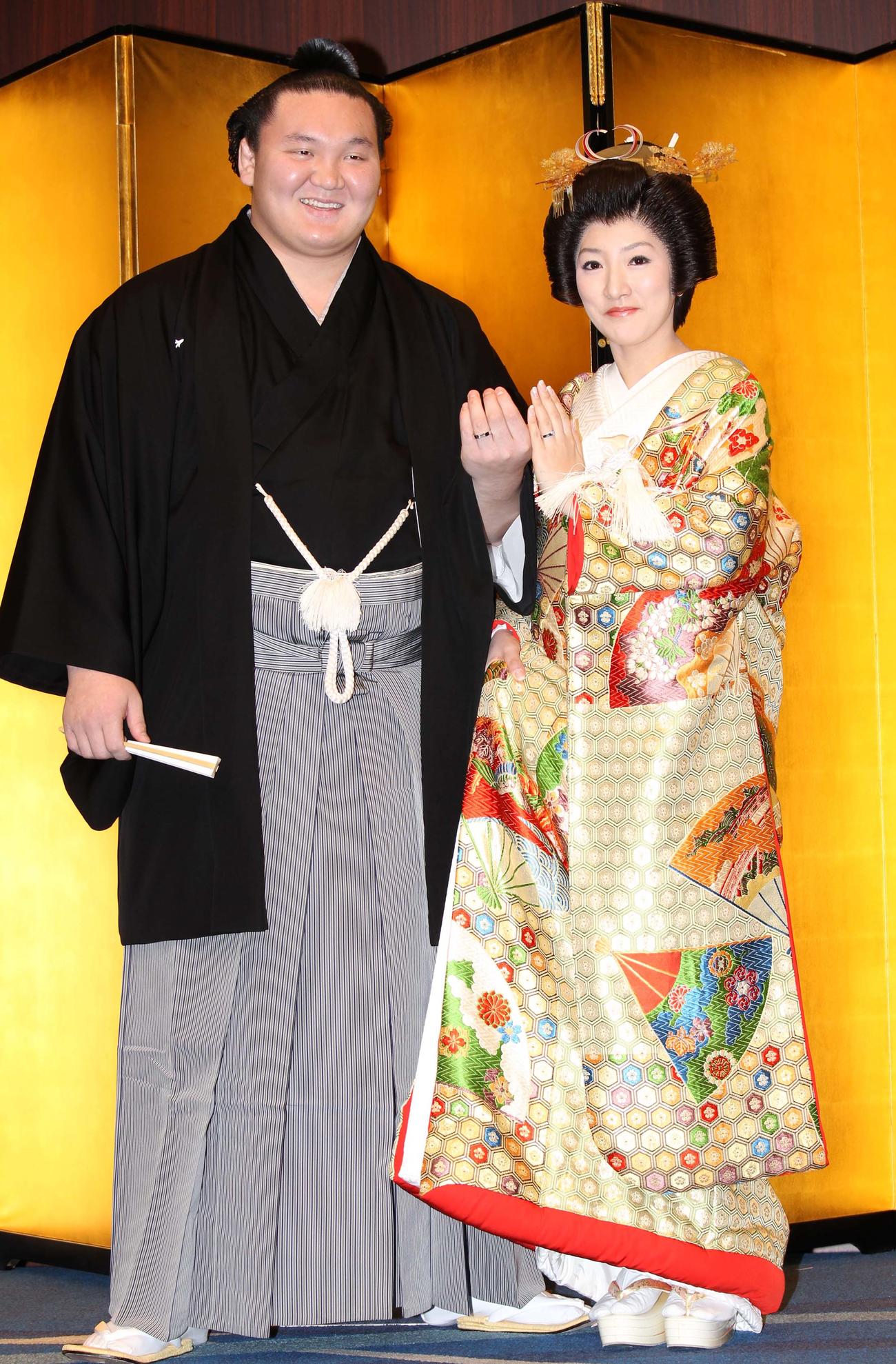 結婚披露宴記者会見で手を合わせ、指輪を見せる横綱白鵬と紗代子夫人（10年02月21日）