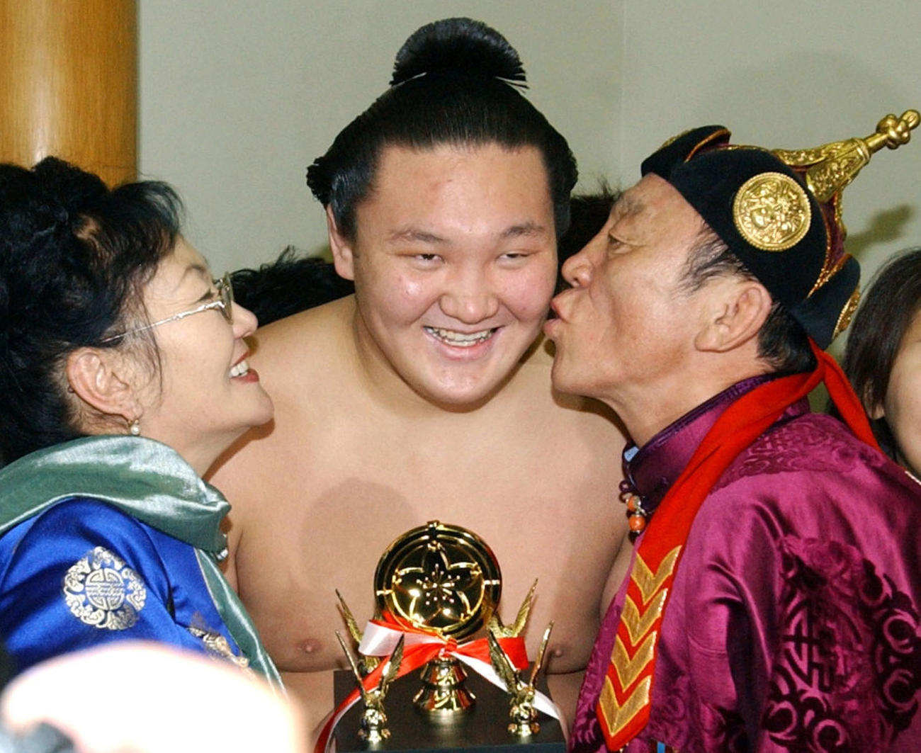 2005年1月、大相撲初場所で技能賞を受賞し、両親から祝福される白鵬（共同）