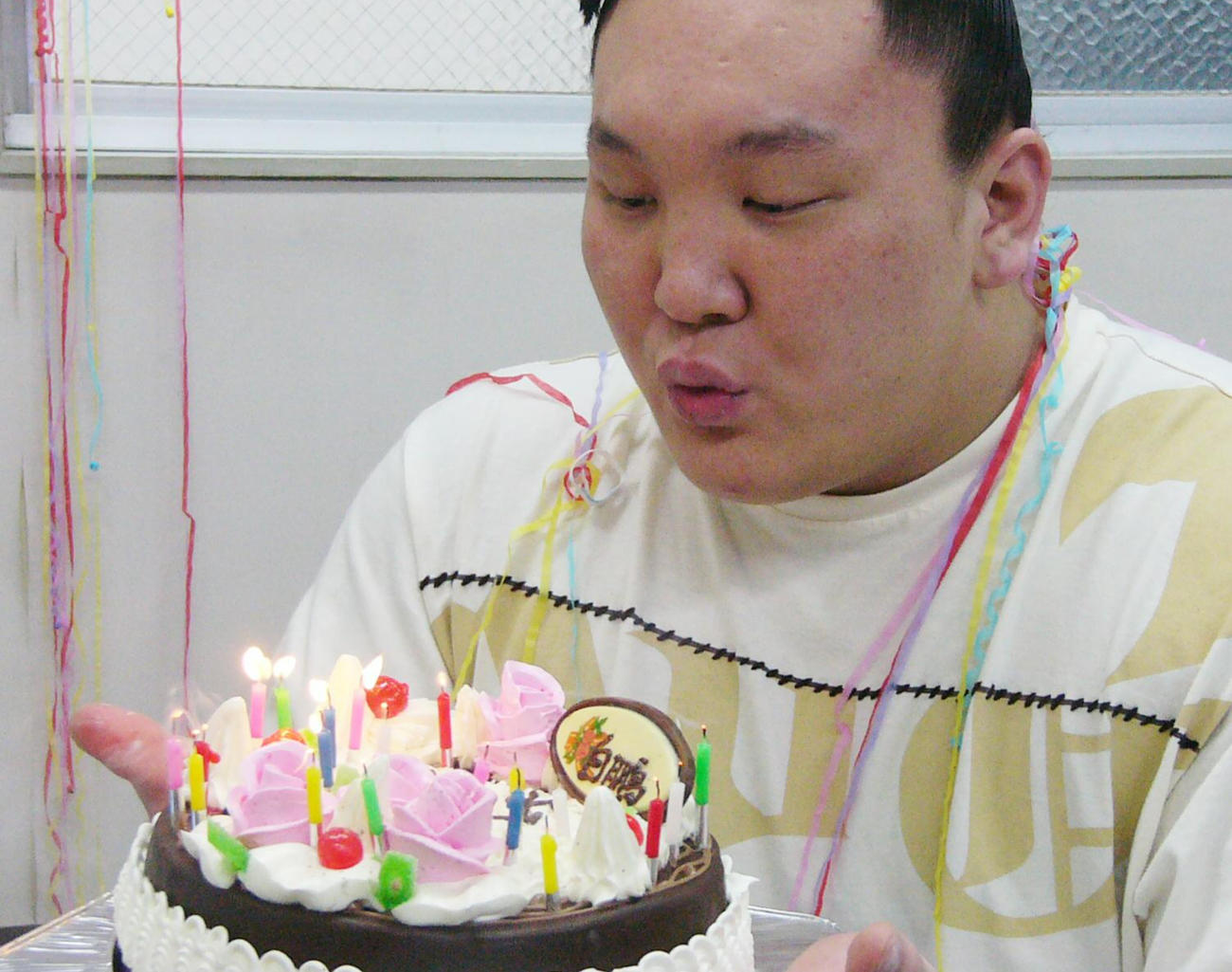 白鵬20歳誕生日　白鵬は20歳を祝うケーキの火を一気に消す（05年3月11日）
