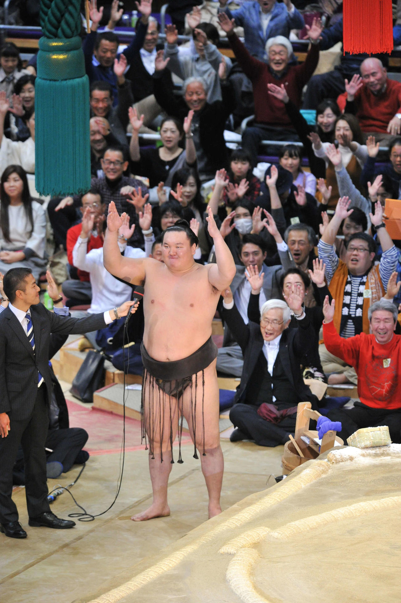 17年11月、優勝インタビューでファンと一緒にバンザイする白鵬