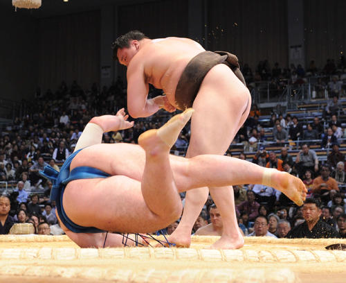 10年11月、栃ノ心（手前）を上手投げで破り63連勝を飾る