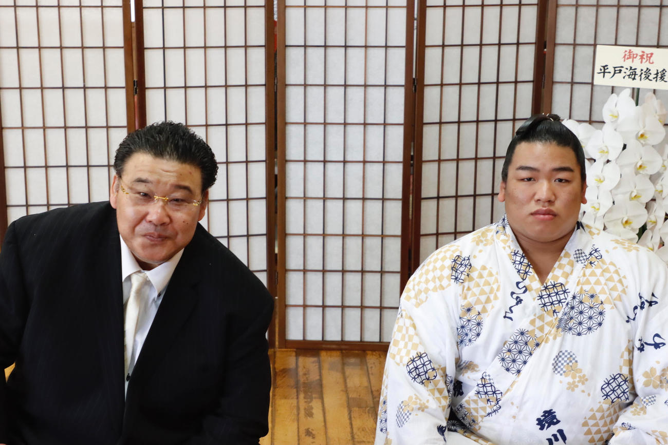 九州場所の番付編成会議で新十両昇進が決まり、オンラインでの会見に臨む平戸海（右）と師匠の境川親方（日本相撲協会提供）