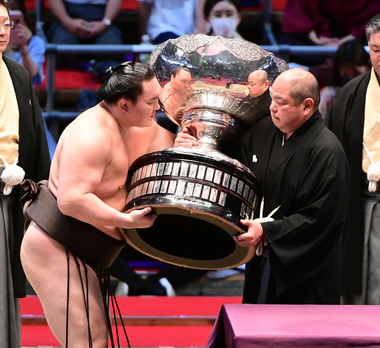 八角理事長（右）から内閣総理大臣杯を贈呈される白鵬（2021年7月18日撮影）