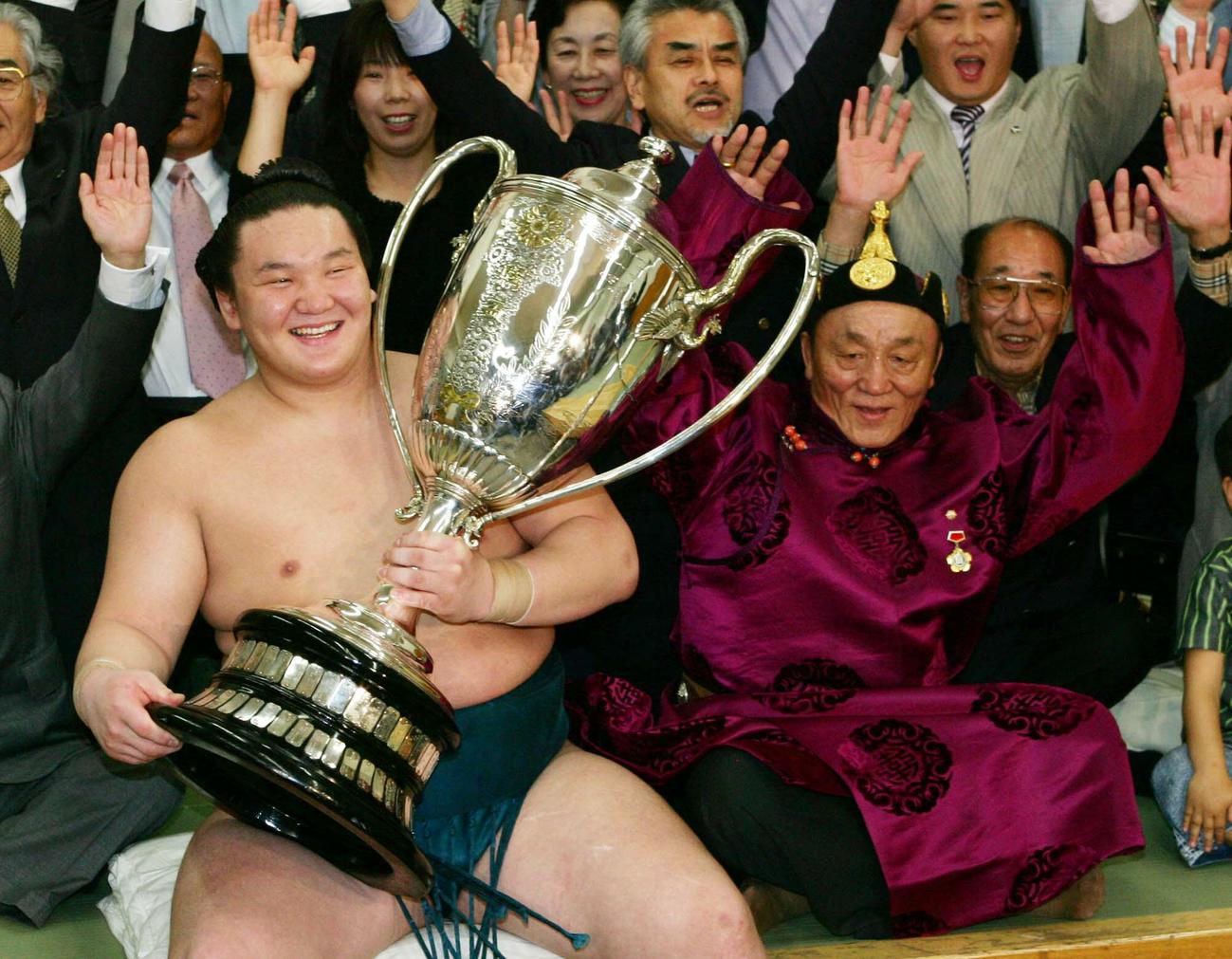 優勝した白鵬は支度部屋で父ムンフバト（右）さんと並んで笑顔を見せた（2006年5月21日）