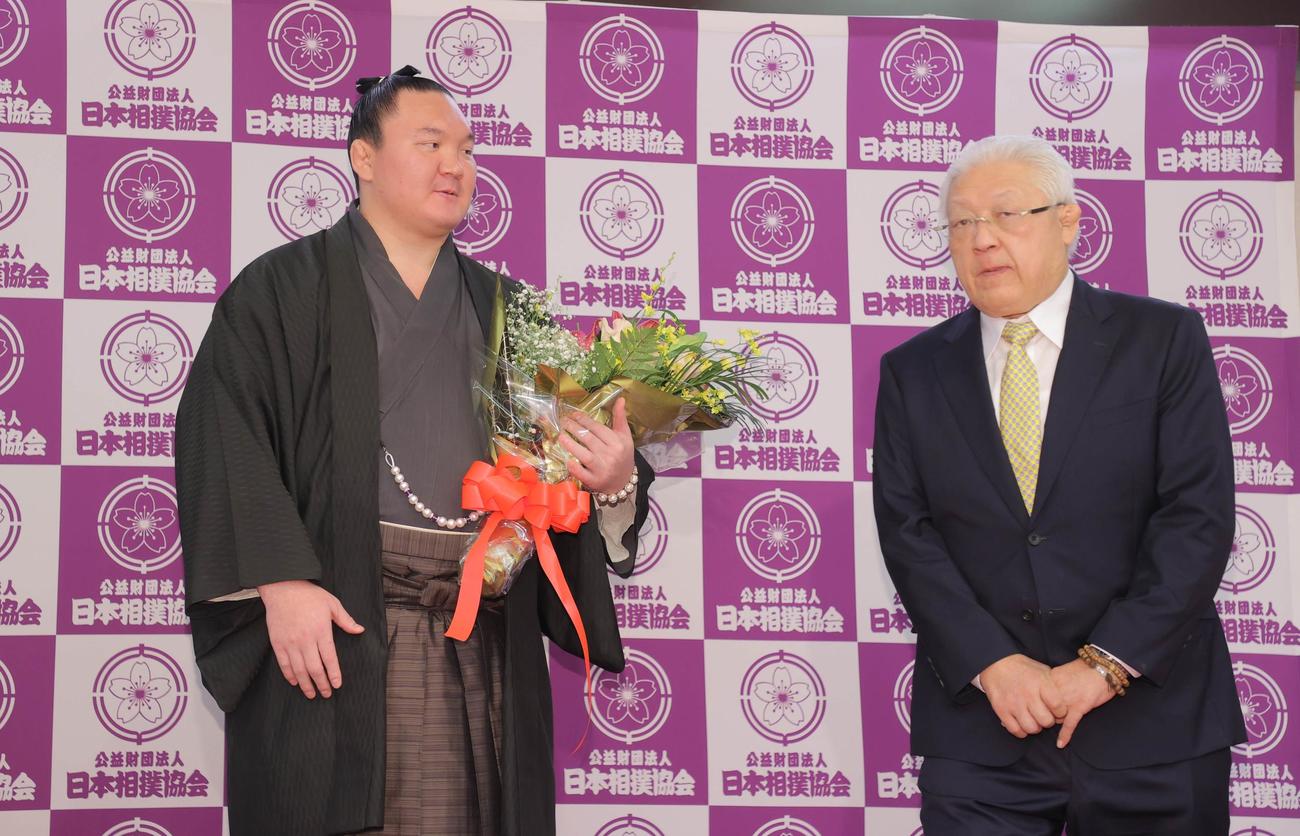 引退会見を終え、退場する横綱白鵬（左）と宮城野親方（元前頭竹葉山）（代表撮影）