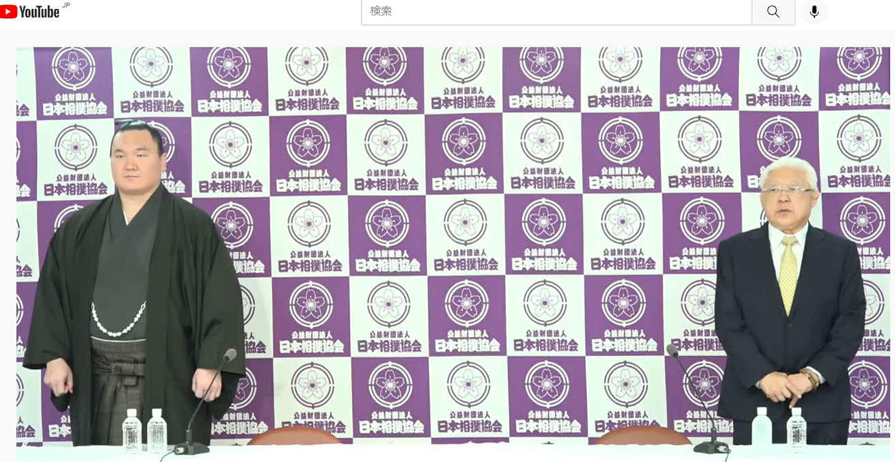 引退会見を行った元横綱白鵬の間垣親方（左）と師匠の宮城野親方。日本相撲協会ユーチューブより。