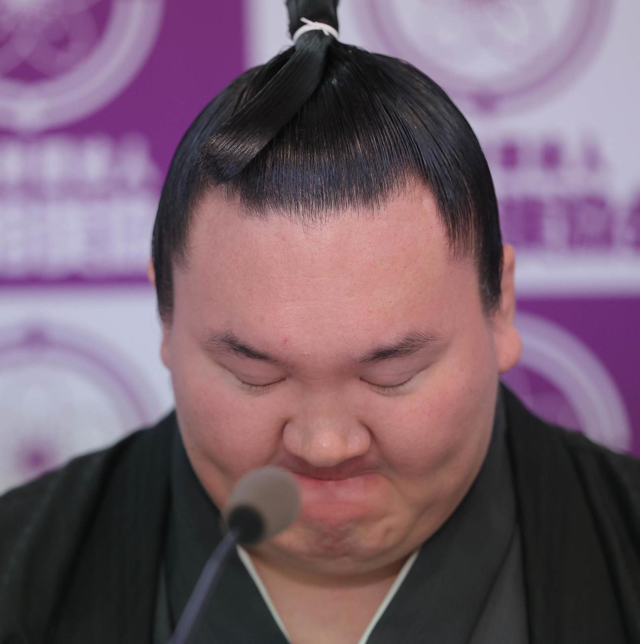 引退会見で涙をこらえる横綱白鵬（代表撮影）