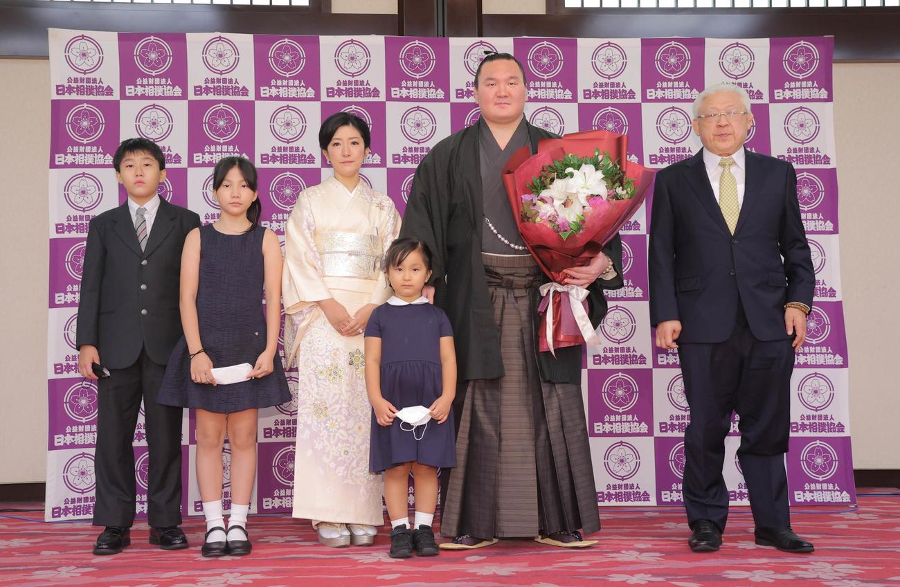 引退会見で紗代子夫人（左から3人目）ら家族と写真撮影する横綱白鵬。右端は宮城野親方（元前頭竹葉山）（代表撮影）
