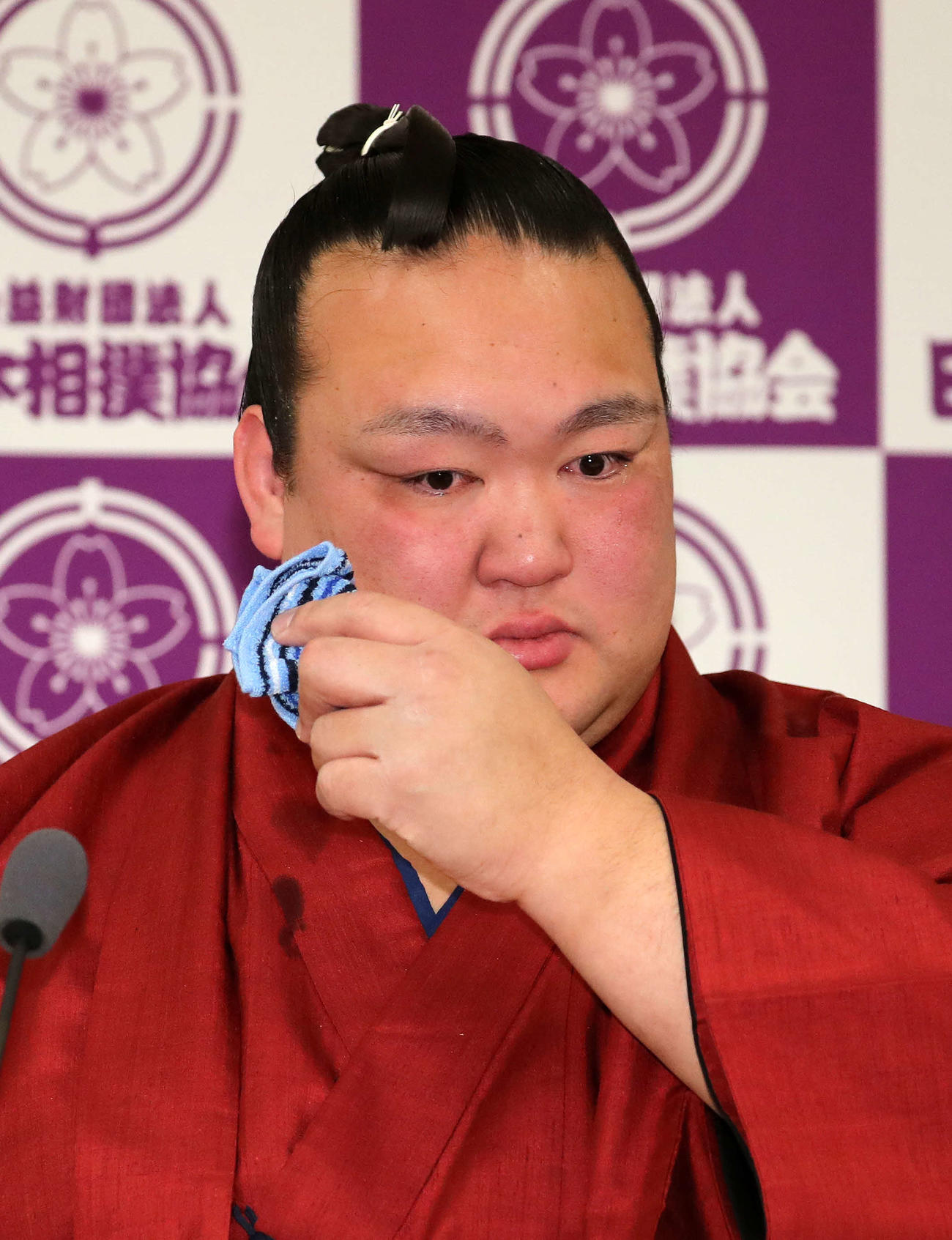 引退会見で涙を拭う横綱稀勢の里（19年1月）