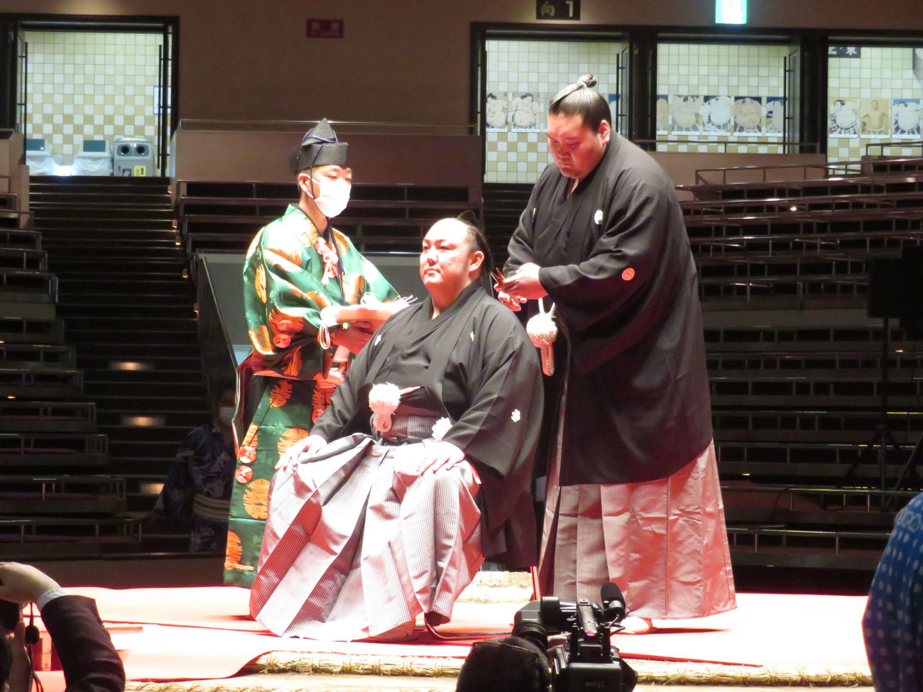 元関脇琴勇輝の君ケ浜親方の断髪式に参加し、はさみを入れる照ノ富士（右）（代表撮影）