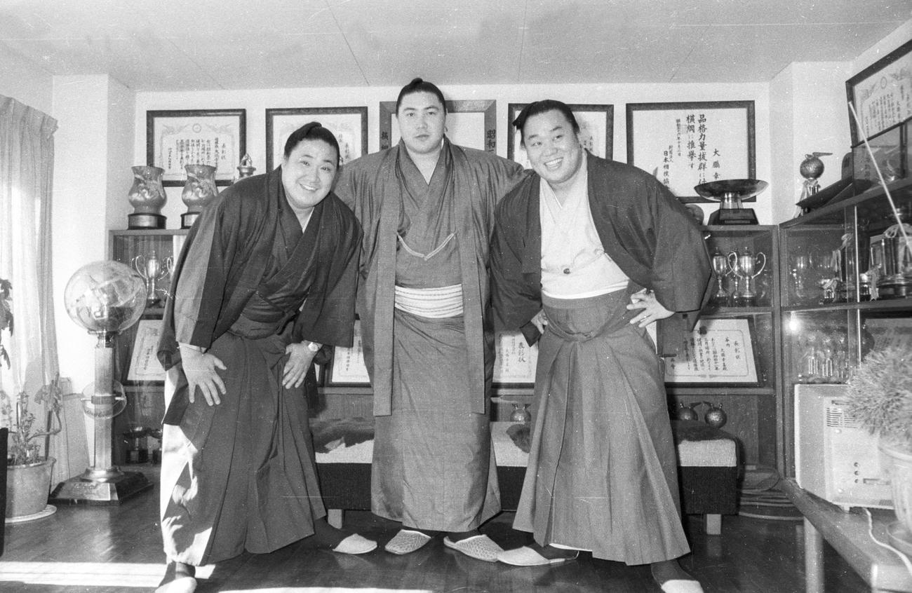 1970年1月、番付編成会議での横綱正式昇進の前日、大鵬（中央）の自宅を訪れ3横綱でポーズをとる北の富士（左）と玉乃島（のちの玉の海＝右）　