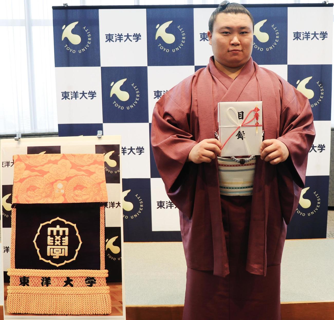 母校の東洋大から化粧まわしを贈呈された朝乃若（同大提供＝共同）