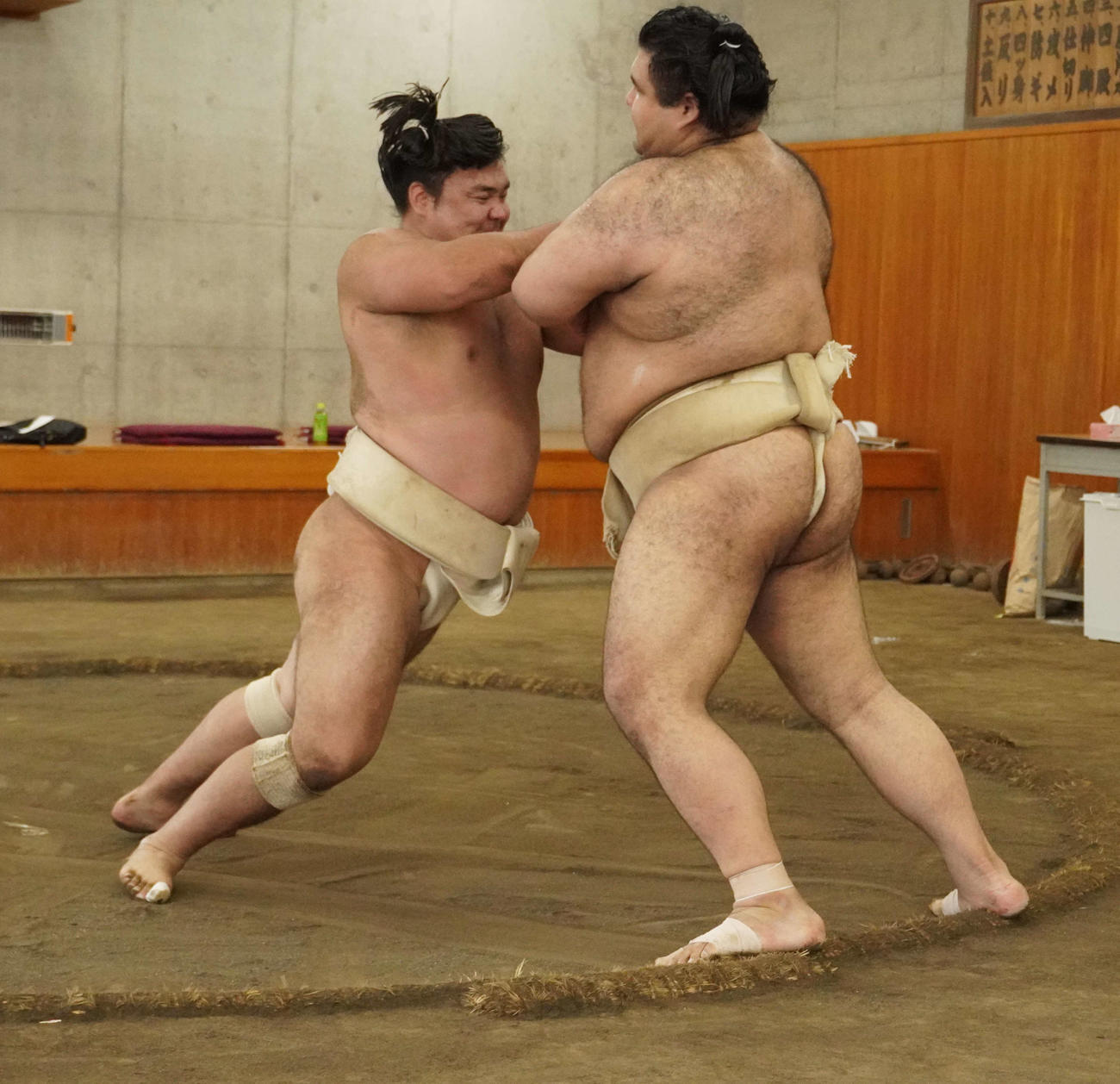 両国国技館内の相撲教習所で行われた合同稽古で高安を押し込む霧馬山（左）（代表撮影）