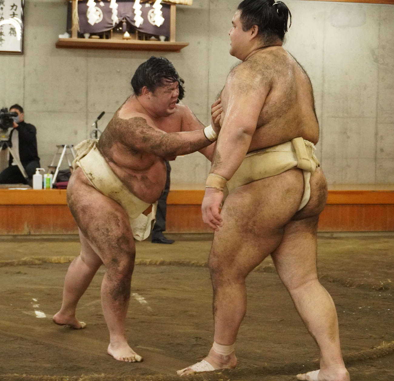 東京・両国国技館の相撲教習所で行われた合同稽古で、高安と稽古する明生（左）（代表撮影）