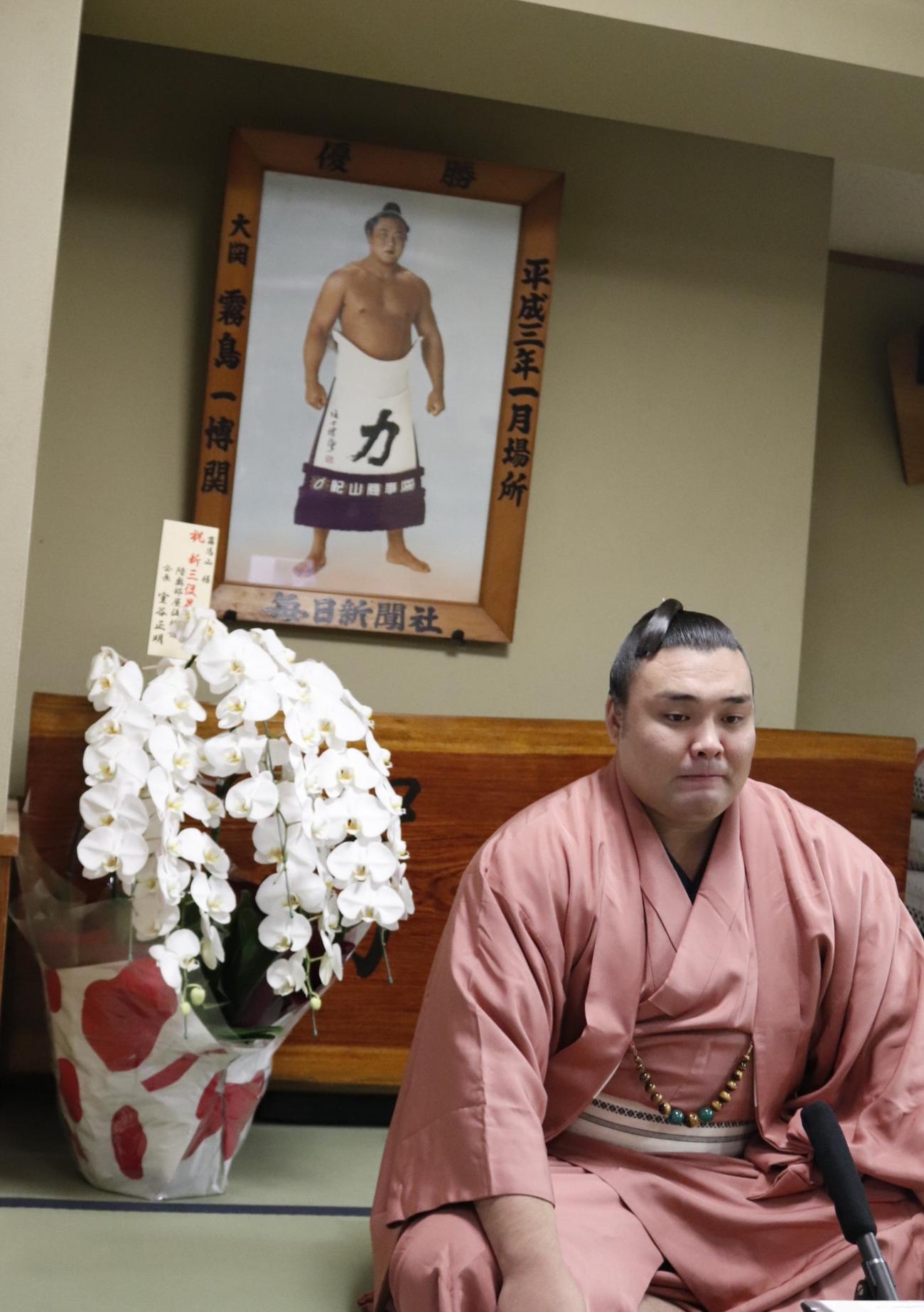 九州場所の番付が発表されオンライン会見に臨む新小結の霧馬山（日本相撲協会提供）