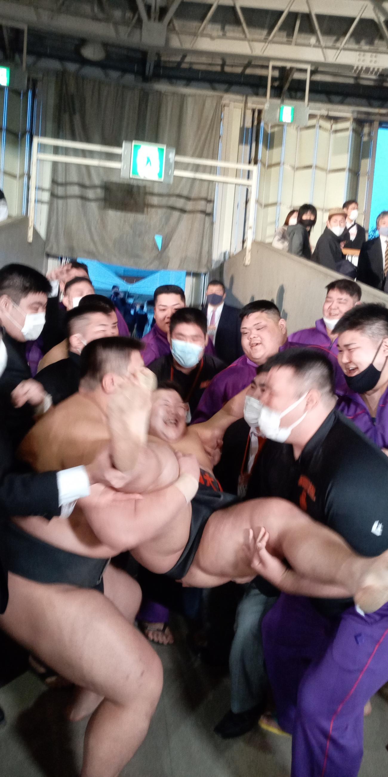学生横綱となった日大・川副は仲間から胴上げで祝福
