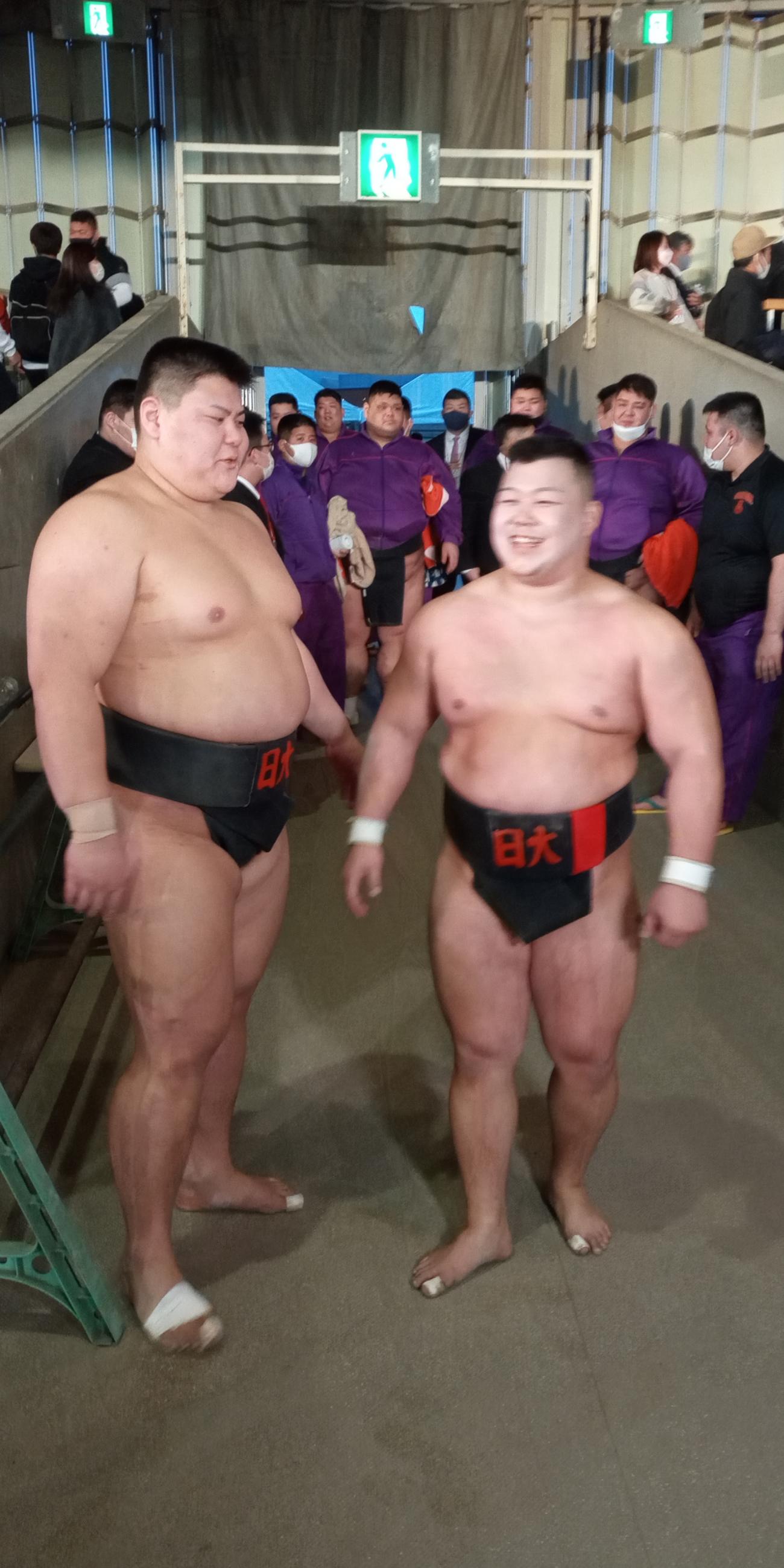 学生横綱の日大・川副（右）は3位の後輩、草野と健闘をたたえあう