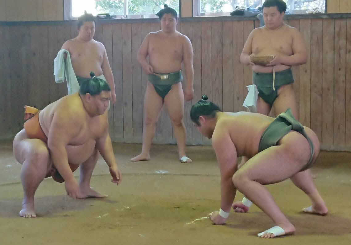 朝稽古で若い衆（右）と相撲を取る御嶽海