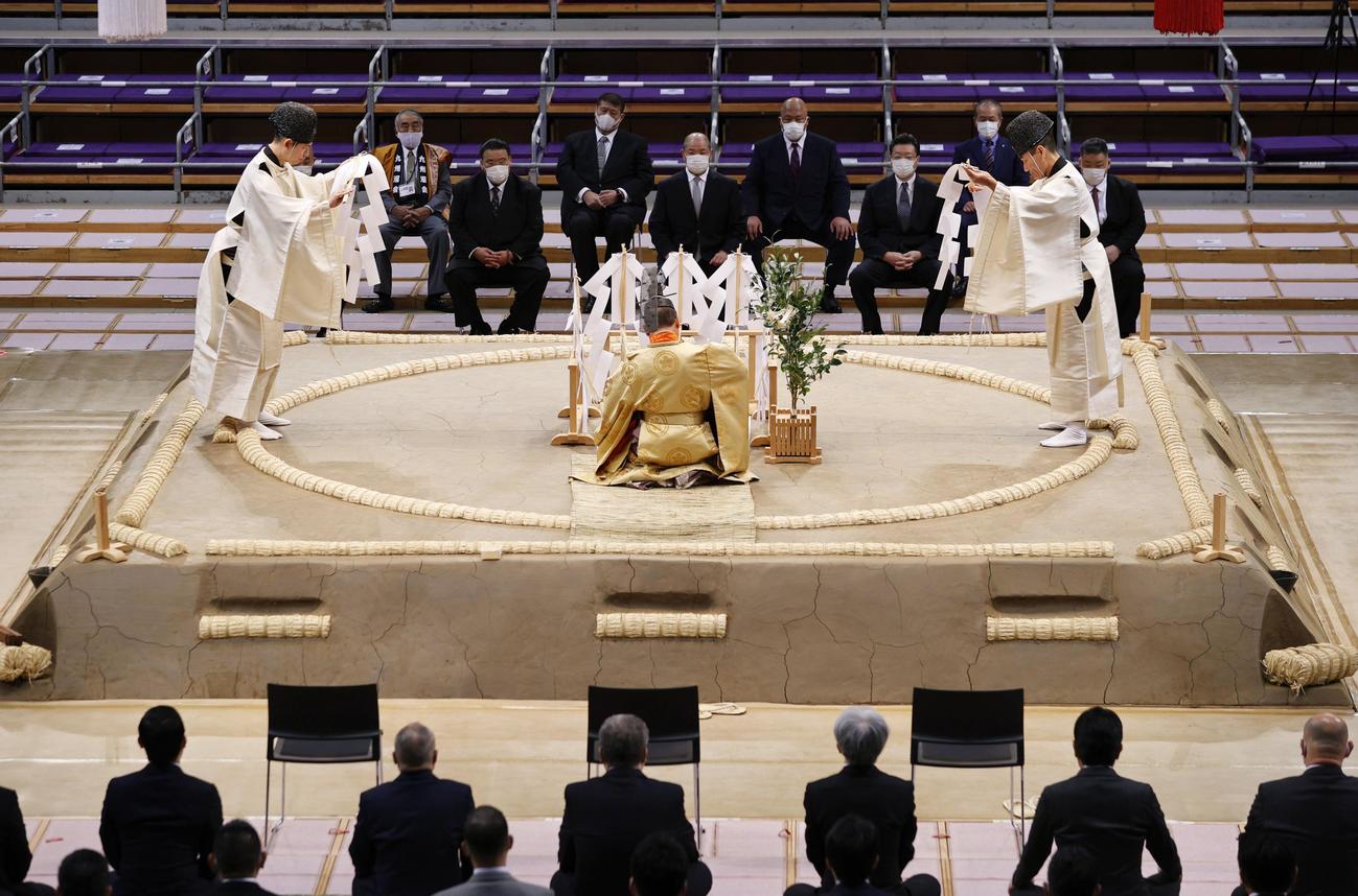 福岡国際センターで行われた大相撲九州場所の土俵祭り。奥中央は八角理事長（共同）