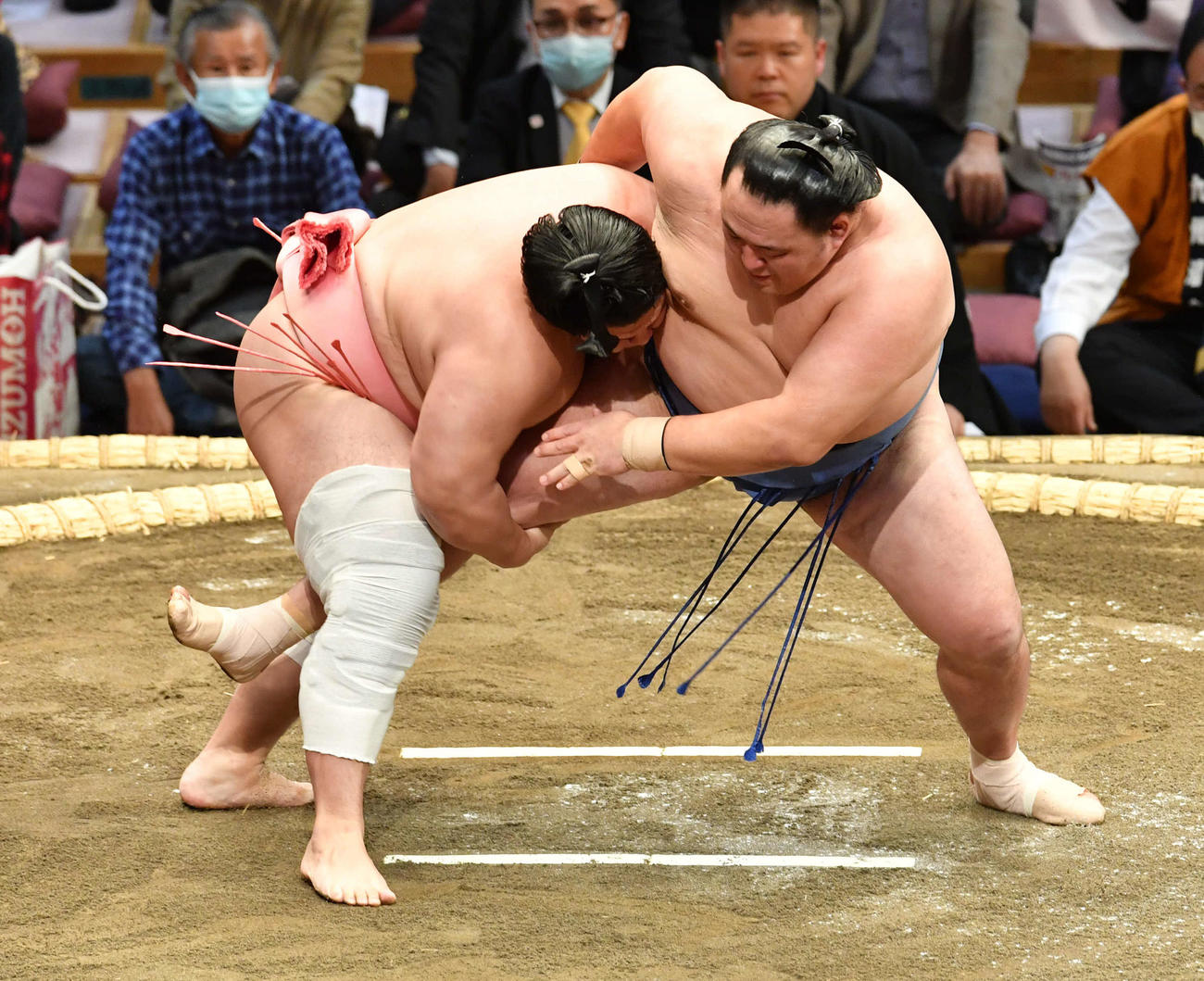 宇良は玉鷲（右）を足取りで破る（撮影・岩下翔太）