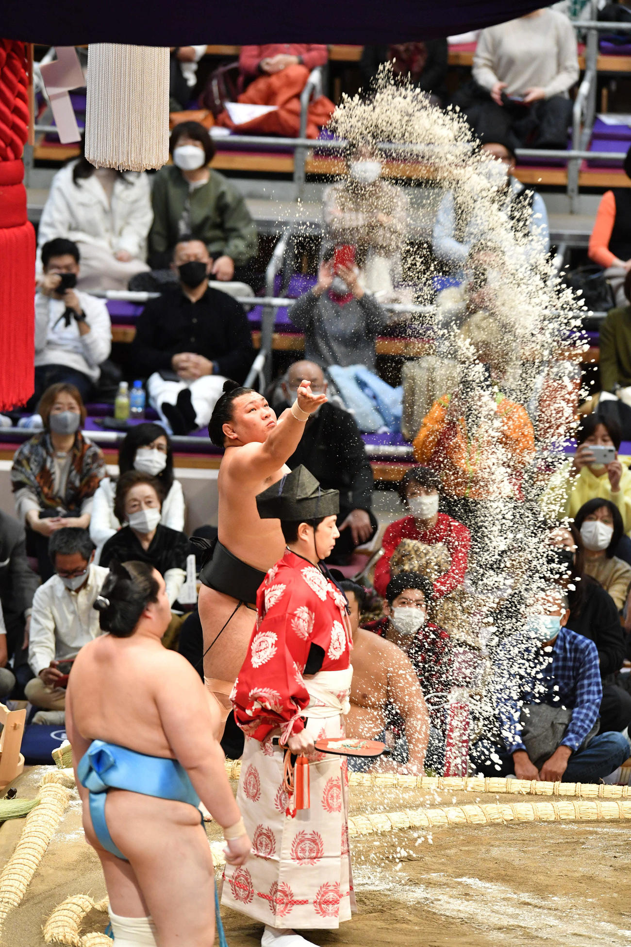 豪快に塩をまく照強（撮影・岩下翔太）