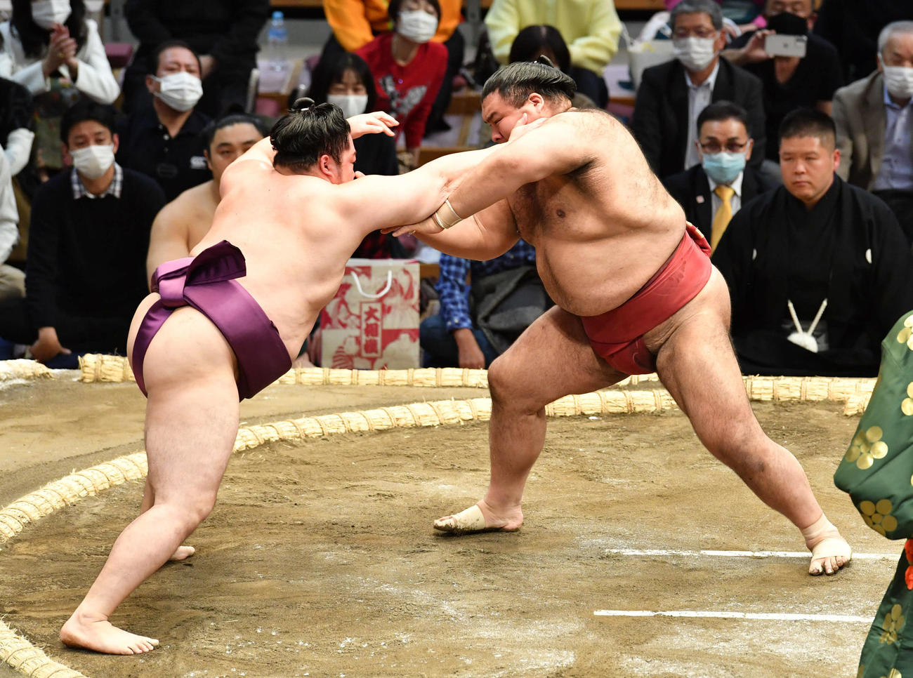 取り直しとなり、激しく攻め合う高安（右）と遠藤（撮影・岩下翔太）