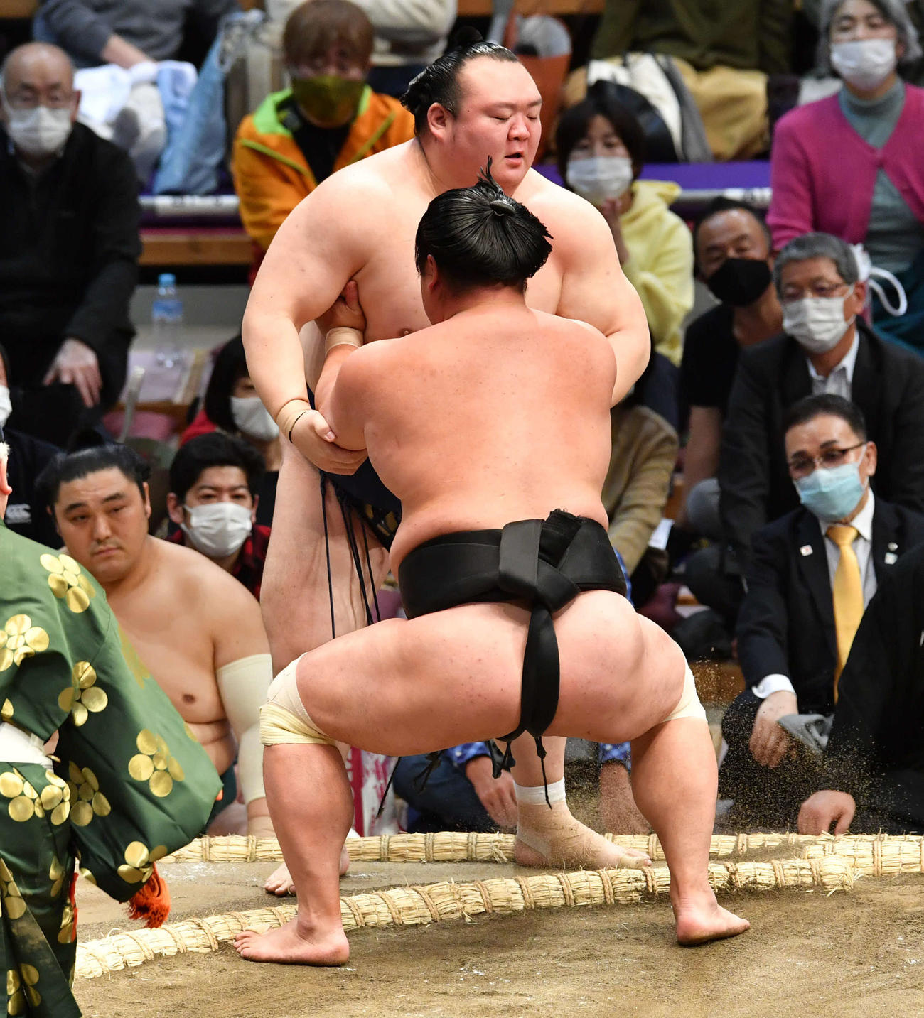妙義龍（手前）に寄り切りで敗れた宝富士（撮影・岩下翔太）