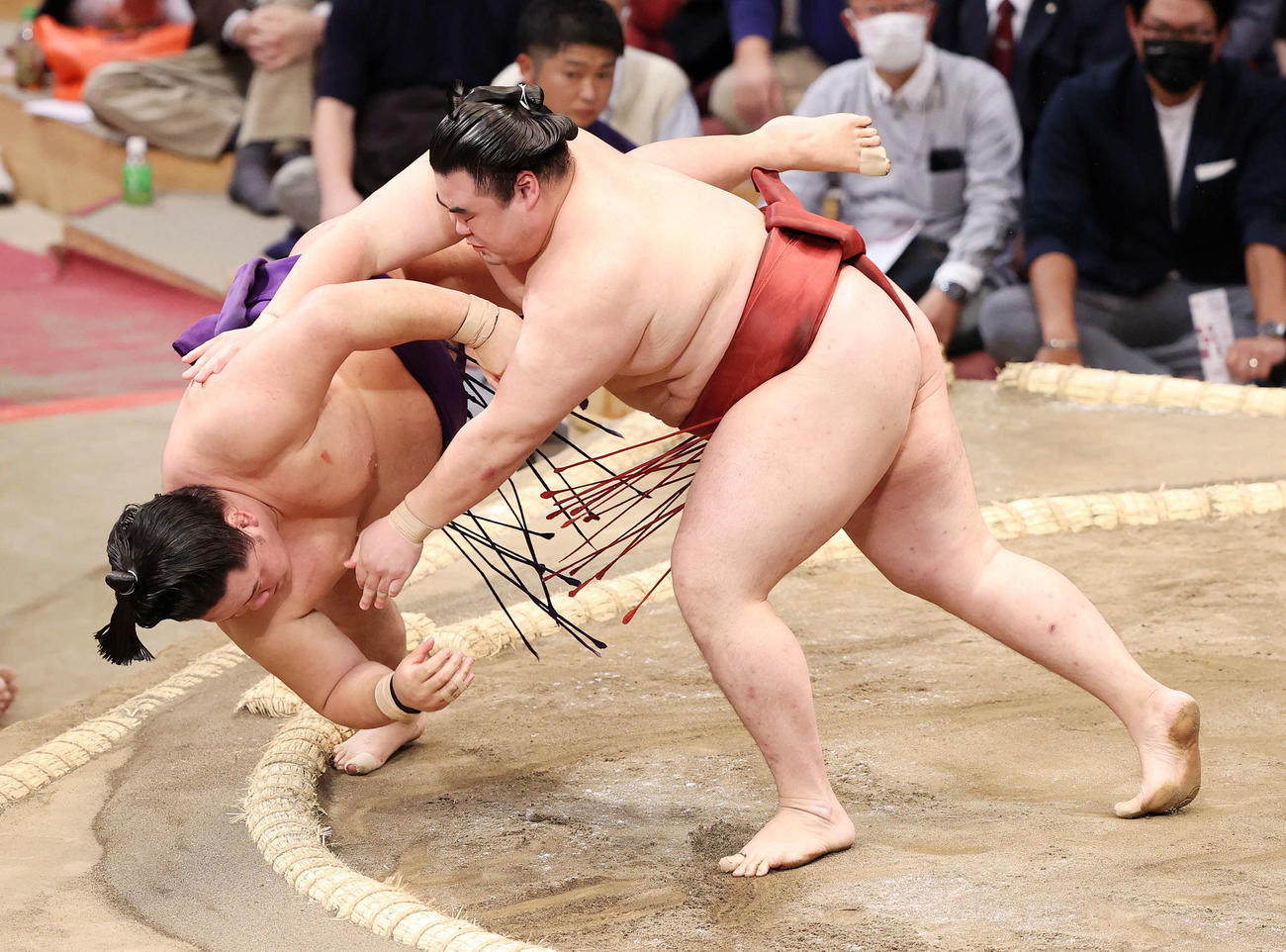 明生（左）を突き落としで破る隆の勝（撮影・鈴木正人）
