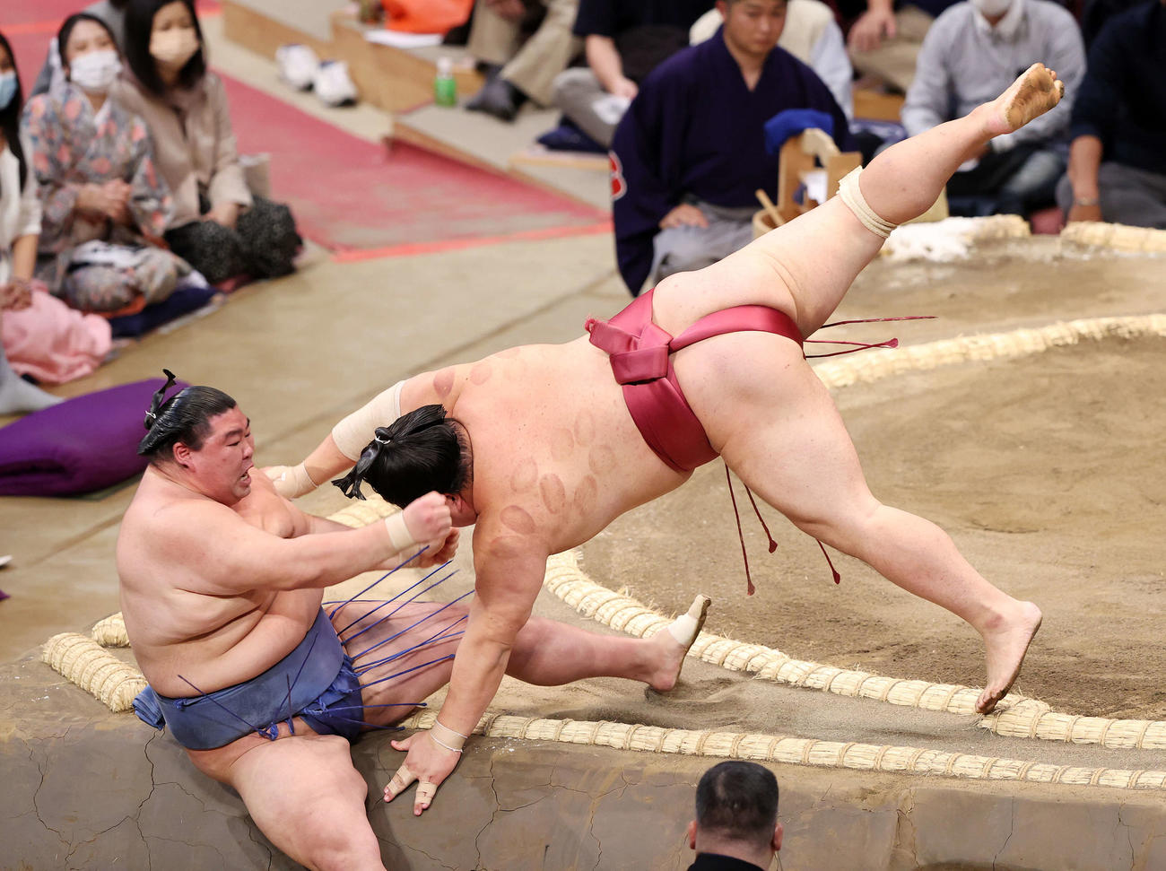 正代（左）を押し倒しで破る大栄翔（撮影・鈴木正人）