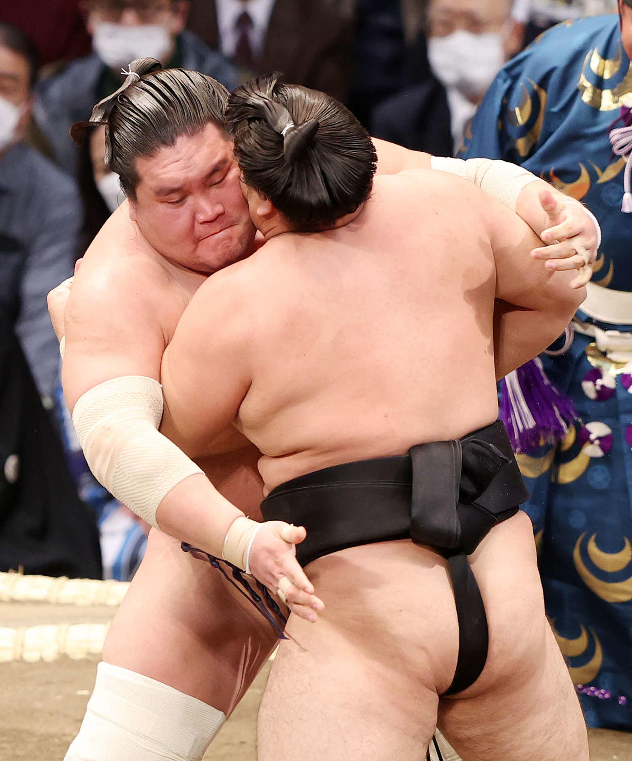 霧馬山（右）を攻める照ノ富士（撮影・鈴木正人）
