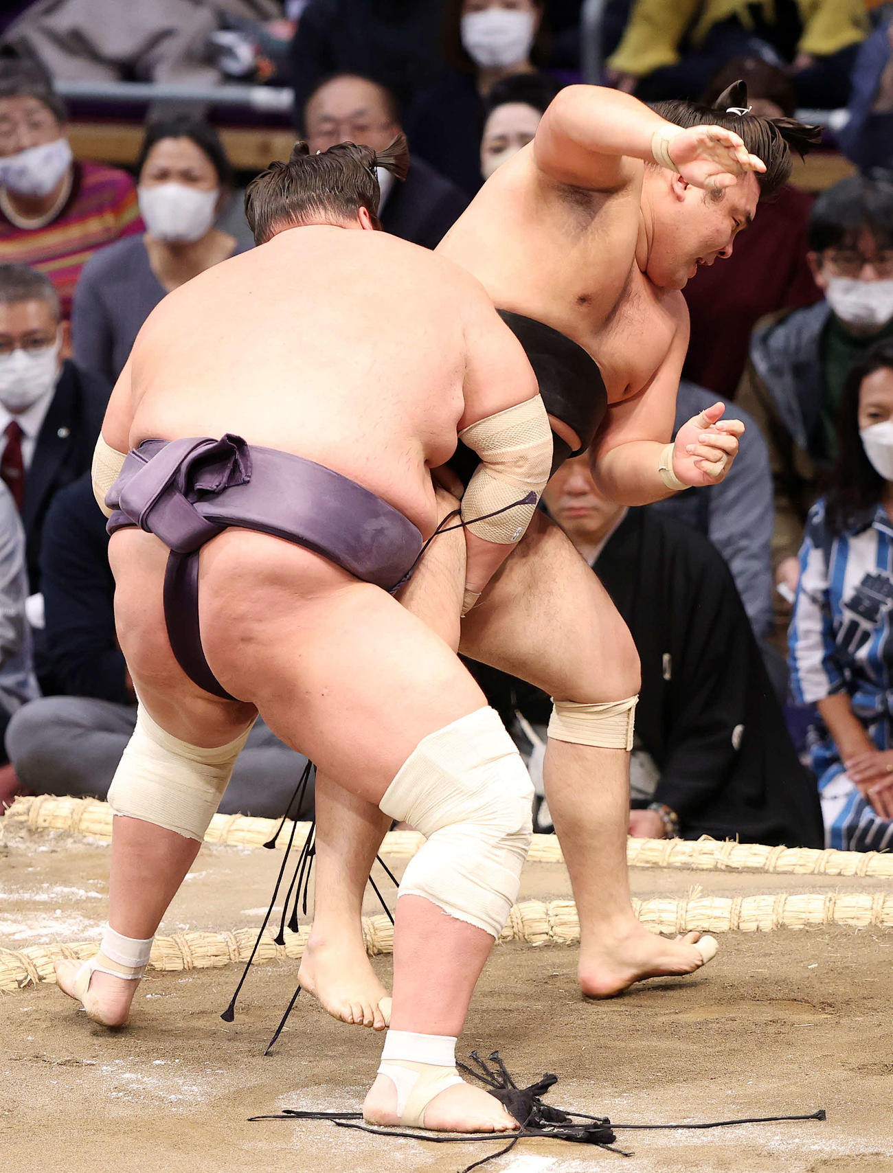 霧馬山（右）を小股すくいで破る照ノ富士（撮影・鈴木正人）