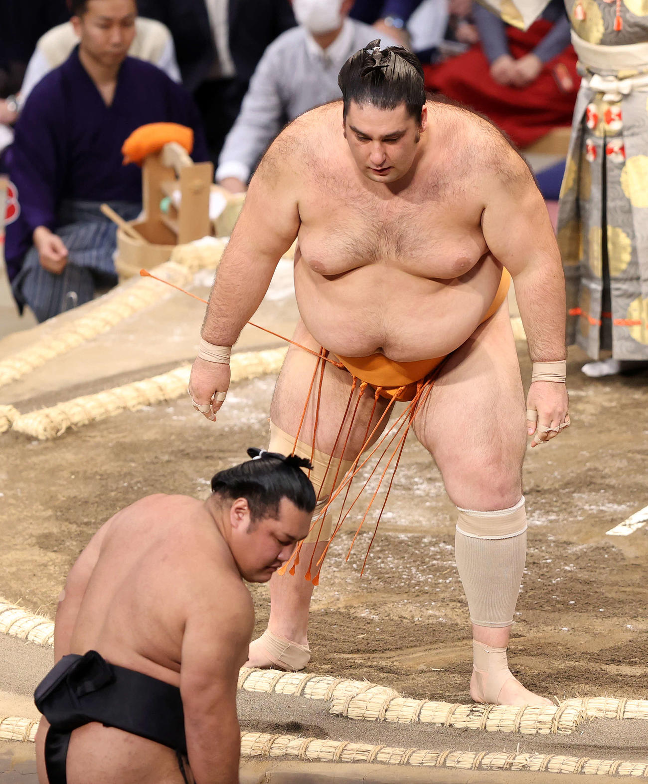 松鳳山（下）を押し出しで破った魁聖（撮影・鈴木正人）