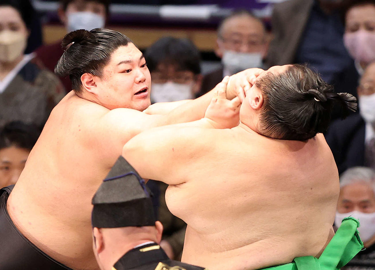 千代丸（右）を激しく攻める阿炎（撮影・鈴木正人）