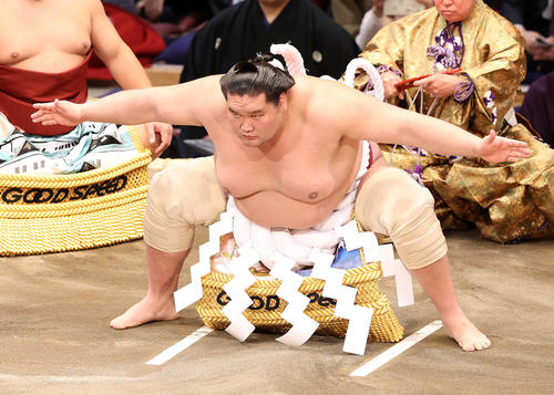 土俵入りする照ノ富士（撮影・鈴木正人）