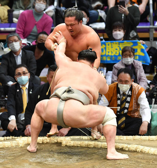 石浦は北勝富士（手前）に押し出しで敗れる（撮影・岩下翔太）