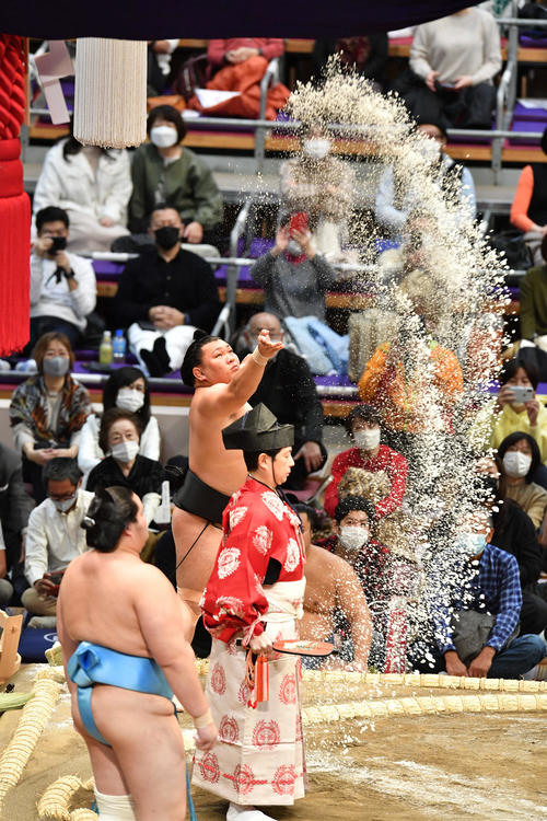 豪快に塩をまく照強（撮影・岩下翔太）