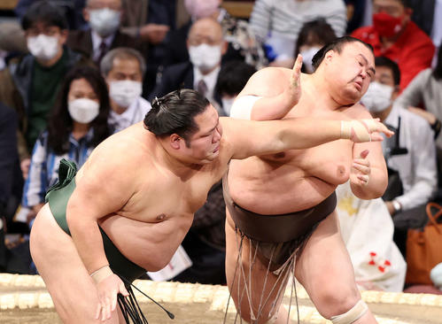 英乃海（右）を攻める千代大龍（撮影・鈴木正人）