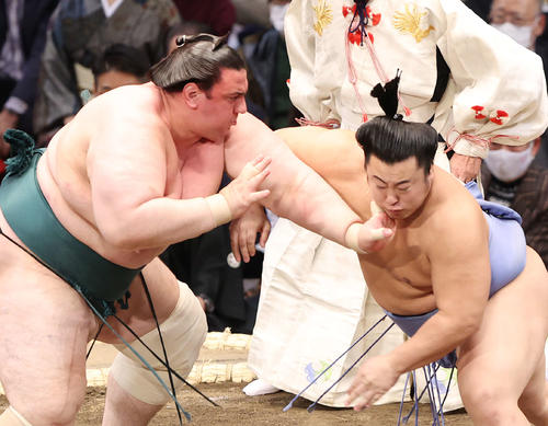 翔猿（右）を激しく攻める碧山（撮影・鈴木正人）