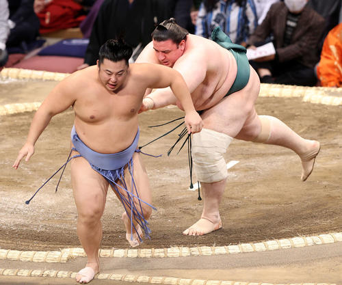 翔猿（左）を送り出しで破る碧山（撮影・鈴木正人）