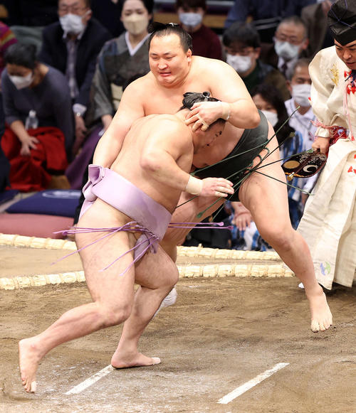 琴恵光（手前）を攻める千代翔馬（撮影・鈴木正人）