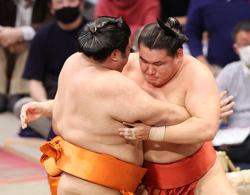 志摩ノ海（左）を攻める豊昇龍（撮影・鈴木正人）