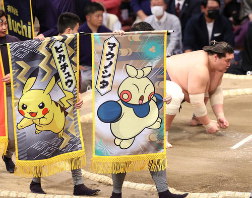 結びの一番にポケモンの懸賞がかかる。仕切りする照ノ富士（撮影・鈴木正人）