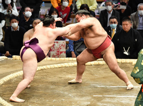 取り直しとなり、激しく攻め合う高安（右）と遠藤（撮影・岩下翔太）