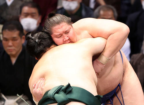 隠岐の海（手前）と攻め合う逸ノ城（撮影・鈴木正人）