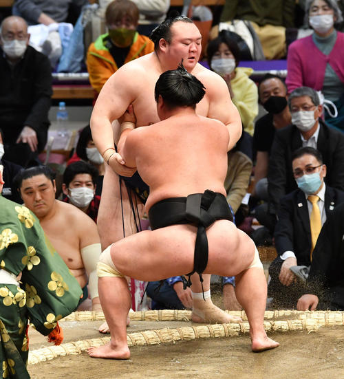 妙義龍（手前）に寄り切りで敗れた宝富士（撮影・岩下翔太）