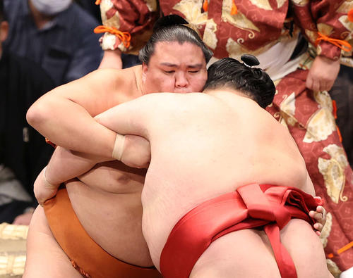 阿武咲（右）を攻める御嶽海（撮影・鈴木正人）