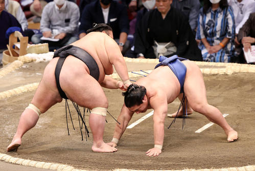 若隆景（右）を突き落としで破る貴景勝（撮影・鈴木正人）