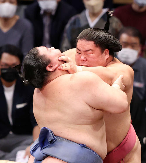 正代（左）を激しく攻める大栄翔（撮影・鈴木正人）